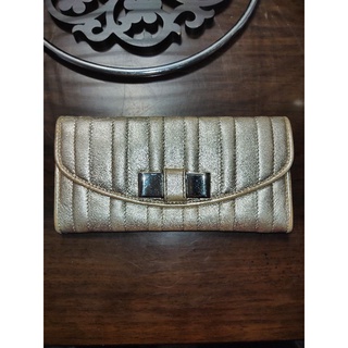 กระเป๋าสตางค์ Chloe Gold Leather Lily แท้ 100% มือสอง สภาพ 95%