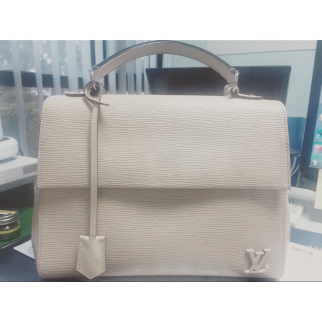 LV cluny epi leather shoulder bag ของแท้