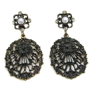 Tanitt gems ต่างหูลงดำฉลุลายประดับไข่มุกสไตล์โบราณ รุ่น TNER058 - Black#315