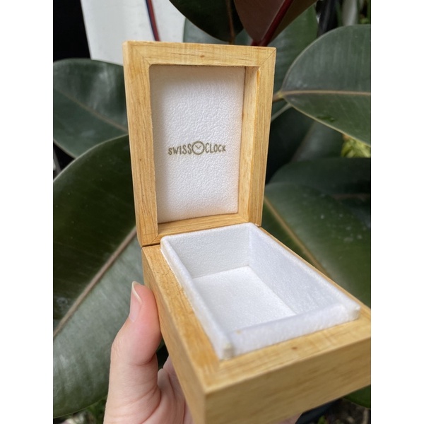 กล่องไม้สนบุกำมะหยี่สีขาว กล่องใส่พระ เหรียญ แหวน เครื่องประดับ ขนาด 3.5*5*3 cm