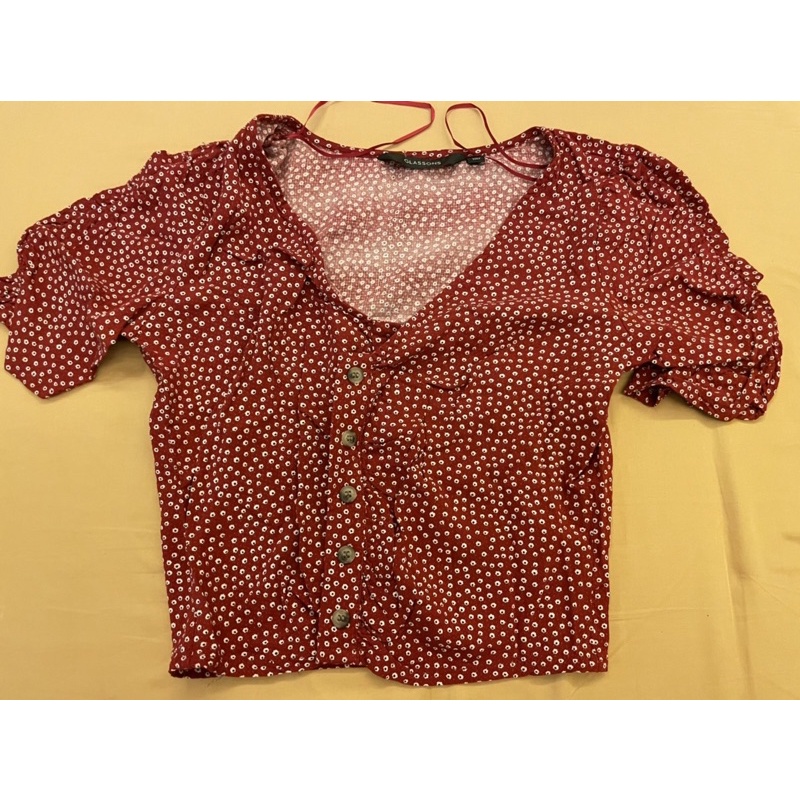 เสื้อครอปมีกระดุม สีแดงลายจุด glassons xs-s ใช้1ครั้ง