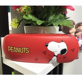 SNOOPY R กล่องแว่นตา  ลาย RED (Glasses case)  น่ารัก น่าใช้งาน  ผลิตจากวัสดุอย่างดี มีบริการเก็บเงินปลายทาง BY MANOPNEST