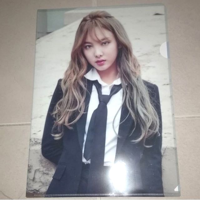 NAYEON TWICE ที่วางไฟล์ A4 อย่างเป็นทางการ