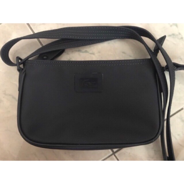 Lacoste กระเป๋าสะพายข้างใบเล็ก 21cm x13cm x5cm สีกรม สภาพยังใหม่ ตอนซื้อมาแม่ค้าบอกของแท้งาน outlet 