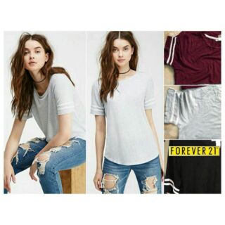 Forever21T Shirt Top.
เสื้อยืดแขนสั้น คอกลม ผ้าเนื้อยืด ใส่สบาย อยู่ทรง แต่งแทบสีผ้าสวย ดูดี