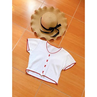 เสื้อครอปสีขาวกระดุมแดง