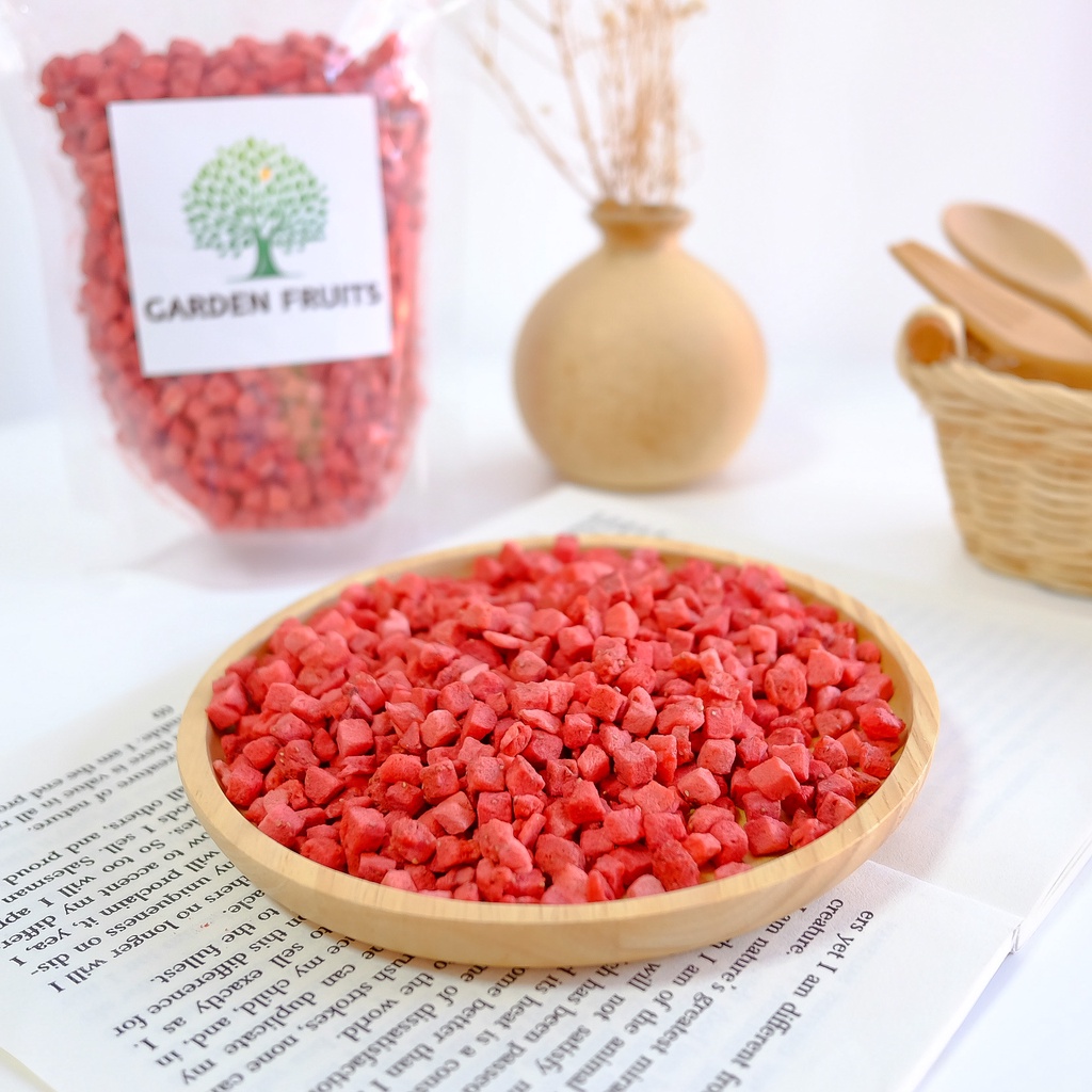 Freeze Dried Strawberry Diced 5x5 mm สตรอเบอรี่ฟรีซดรายแบบเต๋า ขนาด 5x5 mm สูตรน้ำตาลน้อย เกรด A By Garden Fruits