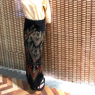 ผ้าถุงผ้าไหมสปันซิลค์พิมพ์ลายมัดหมี่ ดูแลรักษาง่าย ใส่สบายมากๆ  หน้ากว้าง 100 cm x ยาว 360 cm(4 หลา)