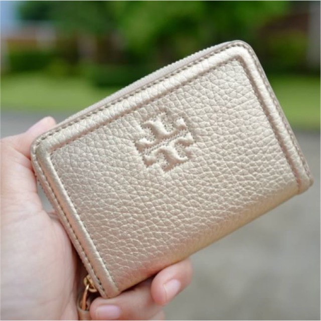 (ผ่อน0%) กระเป๋า ใส่บัตร หนังแท้ สีทอง กระเป๋า Tory Burch Thea Zip Coin Case