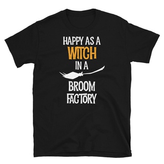 เสื้อยืดผ้าฝ้ายพิมพ์ลายขายดี เสื้อยืด พิมพ์ลาย Happy As A Witch In A Broom Stick จากโรงงานฮาโลวีน