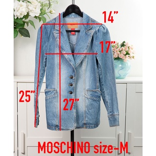 เสื้อแจ็กเก็ตมือสอง MOSCHINO ทรงปกสุท แขนยาว กระดุมหน้า มีกระเป๋าซ้ายขวา ผ้ายีนส์  ไซ้ส์M สภาพดี สไลด์รูปดูขนาดสินค้าได้