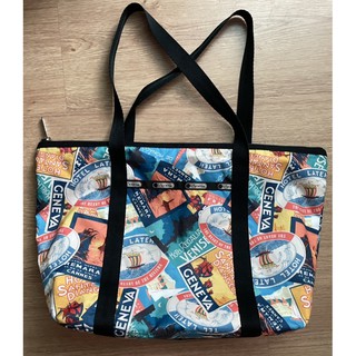 Used 🙌 กระเป๋าสะพาย LeSportSac ลายกราฟฟิกการเดินทางทะเลในอดีต สายสีสันสดใส