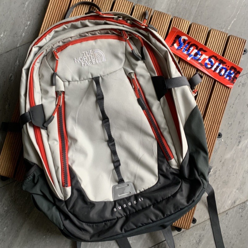 (มือสองของแท้100%) กระเป๋า THE NORTH FACE รุ่น Surge 2 เป้สะพายหลัง สีครีม/ส้ม สภาพสวย ใส่ของได้เยอะ