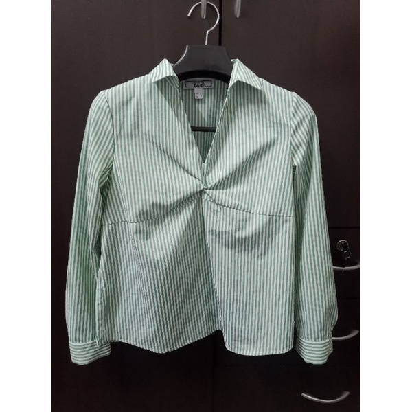 ESP เสื้อเชิ้ตผู้หญิง (ไซส์XS/S) ลายทางสีเขียว-ขาว ผ้าดี ลื่นๆ ใส่ไม่ร้อน มีกระดุมตกแต่งตรงแขน น่ารั