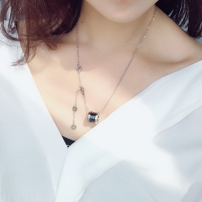 [เครื่องประดับแฟชั่น] ใหม่ สร้อยคอโซ่เหล็กไทเทเนียม จี้โลโก้เซรามิก ไม่จางหาย สไตล์เรโทร คลาสสิก เหมาะกับฤดูใบไม้ผลิ สําหรับผู้ชาย และผู้หญิง 2024