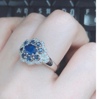 แหวนพลอยไพลินสีน้ำเงิน (Sapphire) ตัวเรือนผลิตจากเงินแท้ 92.5 %ประดับด้วยเพชรรัสเซีย รุ่น2181
