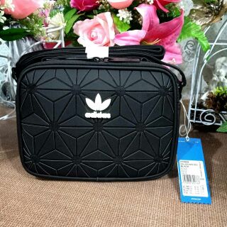 🐩ADIDAS SHOULDER BAG 3D🐩 กระเป๋าสะพายข้าง ครอสบอดี้ แนว SPORT🎉วัสดุด้านหน้าเนื้อ matte  หนังนิ่ม