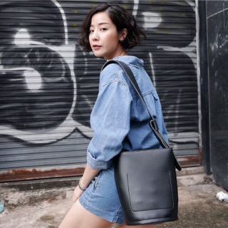 Bold bucket bag , Black  กระเป๋าสะพายก้นกลม สีดำ