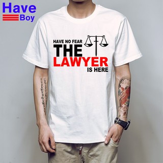 เสื้อยืดผ้าฝ้ายพิมพ์ลายแฟชั่น8Ft4   ตรง   พลัส เสื้อยืดพิมพ์ลาย Have No Fear lawyer is Here สำหรับผู้ชาย