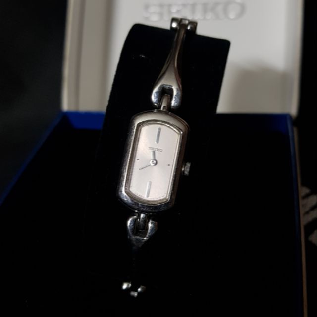 นาฬิกา SEIKO ผู้หญิง แท้ 100% จาก shop  (มือสอง) สายสแตนเลส กันน้ำ มีกล่อง สามารถเช็คเลข IMEI ได้ค่ะ