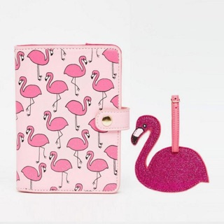 กระเป๋าใส่พาสปอร์ตและป้ายแท็ก Flamingos