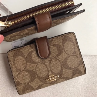 Coach พับกระดุมกลาง