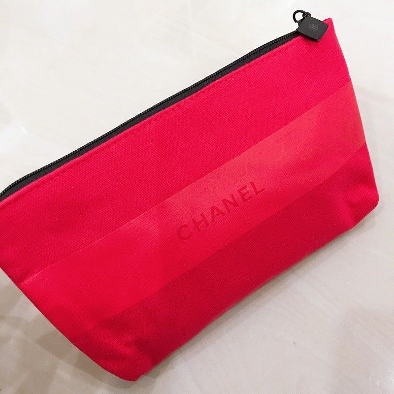 กระเป๋าเครื่องสำอางค์ Chanel พรีเมี่ยม กิ๊ฟ สีแดง จาก เคาท์เตอร์ Chanel Beaute