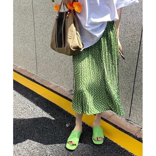 กระโปรงพลีมพิมพ์ลายสีเขียวกราฟฟฟิค ไม่บาง ชายกระโปรงพริ้ว  มีน้ำหนัก เอว24-30” ยาว 70 cm.