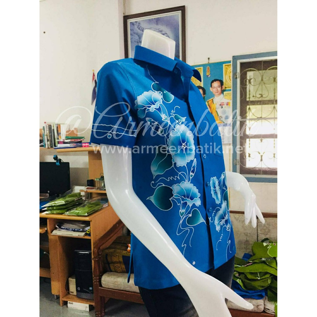 บาติกเชิ้ตหญิงเข้ารูปซับกาวลายดอกผักบุ้ง งานเขียน100% สีเป็นกลางไม่เป็นอันตรายต่อการใช้งาน มีมาตรฐาน มผช.โอทอป 5 ดาว