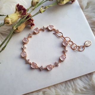 Botanika​ Rose​ Quartz Bracelet โรสควอทต์สีชมพูแสนหวาน ประดับคริสตัลสวารอฟกี้ ตัวเรือนเงินแท้ 925 ชุบพิ้งค์โกลด์