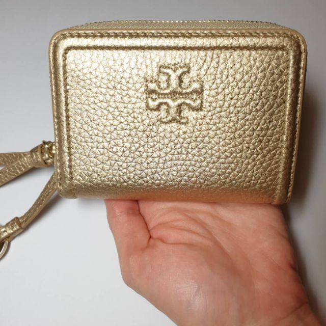 ส่งต่อ กระเป๋า Tory Burch สีทอง ของเเท้ 💯
ราคา 1,590 บาท ใช้ครั้งเดียว สภาพ 99-100%
รุ่น Thea Zip Coin Case