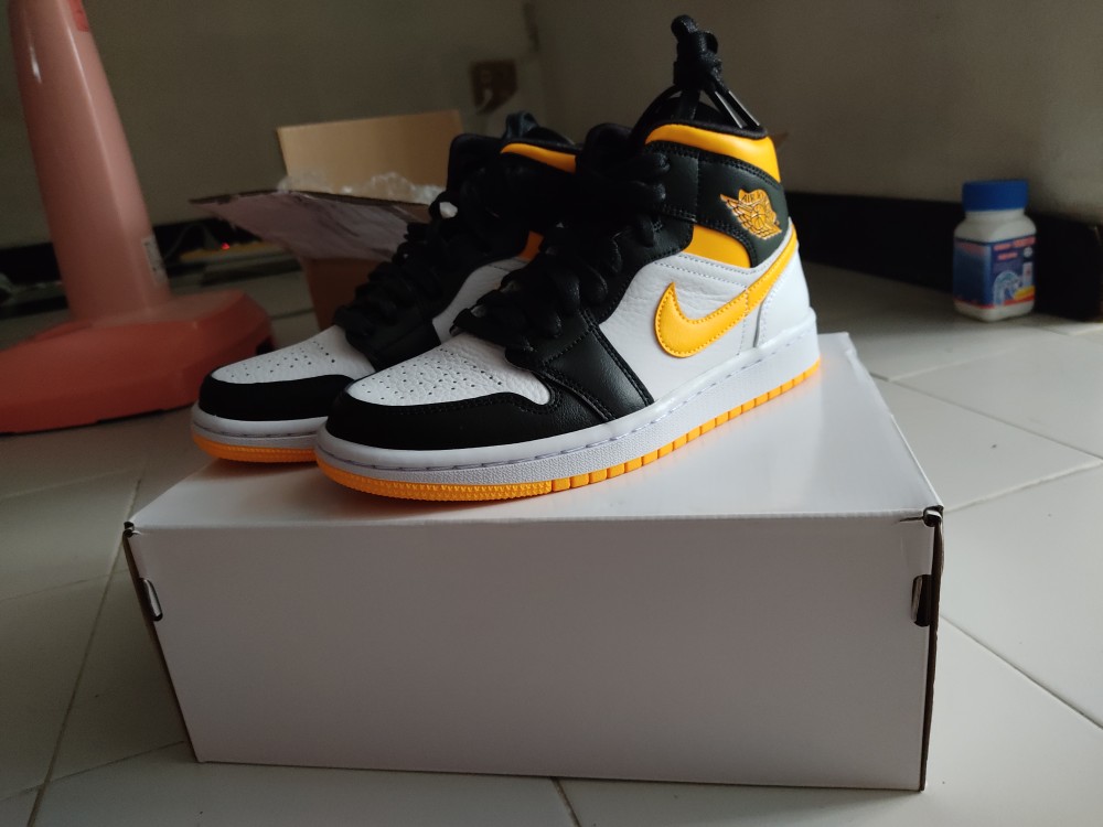 air jordan 1 laser orange black