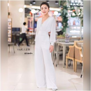 MF8114🍓
Jumpsuit ชุดจั้มสูทขายาวทรงหรู แต่งทรงบอลลูนพองๆ ช่วงคอเป็นทรงคอวีแต่งลูกไม้เพิ่มความโดดเด่น