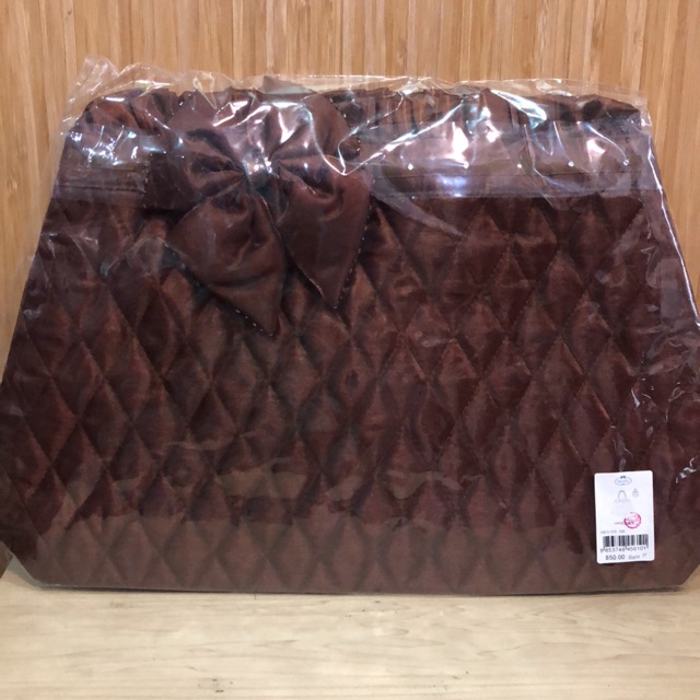 SALE. NaRaYa กระเป๋าผ้าซาตินนารายาสายเกลียว SWAROVSKI