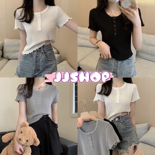 JJ shop 💜พร้อมส่ง   เสื้อยืดไหมพรมแขนสั้น เรียบๆกระดุมหน้าปลายแขนหยักผ้านิ่ม "3047"