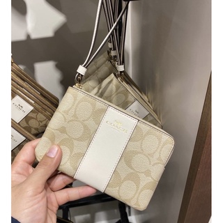 พร้อมส่ง แท้ 🇺🇸💯% New Coach คล้องมือ 1 zip S รุ่น CORNER ZIP WRISTLET IN SIGNATURE CANVAS F58035 LIGHT KHAKI/CHALK/IM