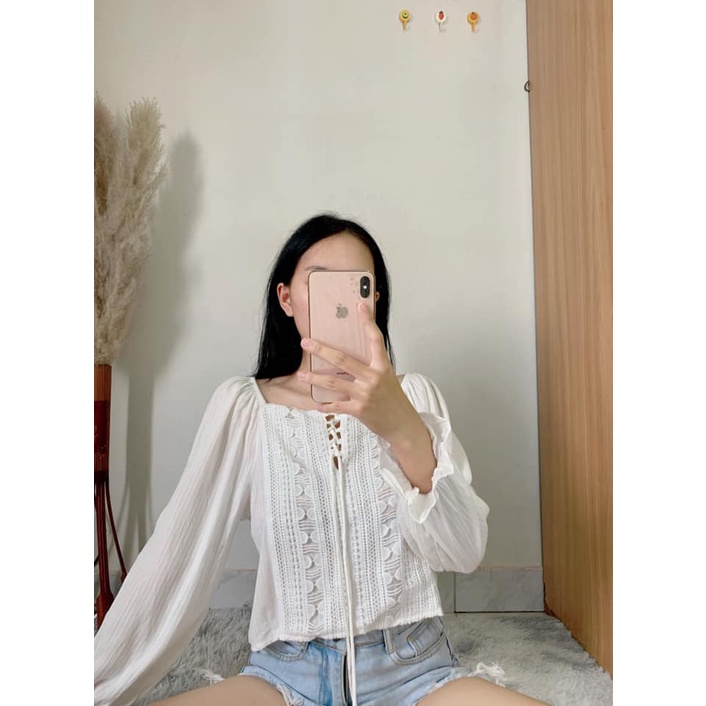 Oops.Mycloset-เสื้อดีเทลแต่งลูกไม้ด้านหน้าผ้าคอตตอนอัดลายทางในตัว