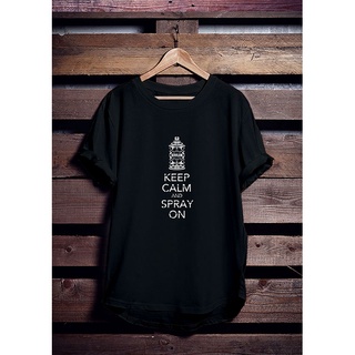 เสื้อยืดผ้าฝ้าย Keep CALM and spray on Motif เสื้อเชิ้ต สําหรับผู้ชาย และผู้หญิง