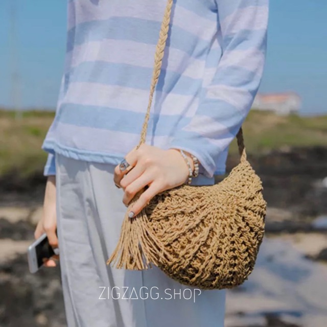 Look.Hive กระเป๋าสานเกาหลี ครึ่งวงกลมพร้อมพู่ F073