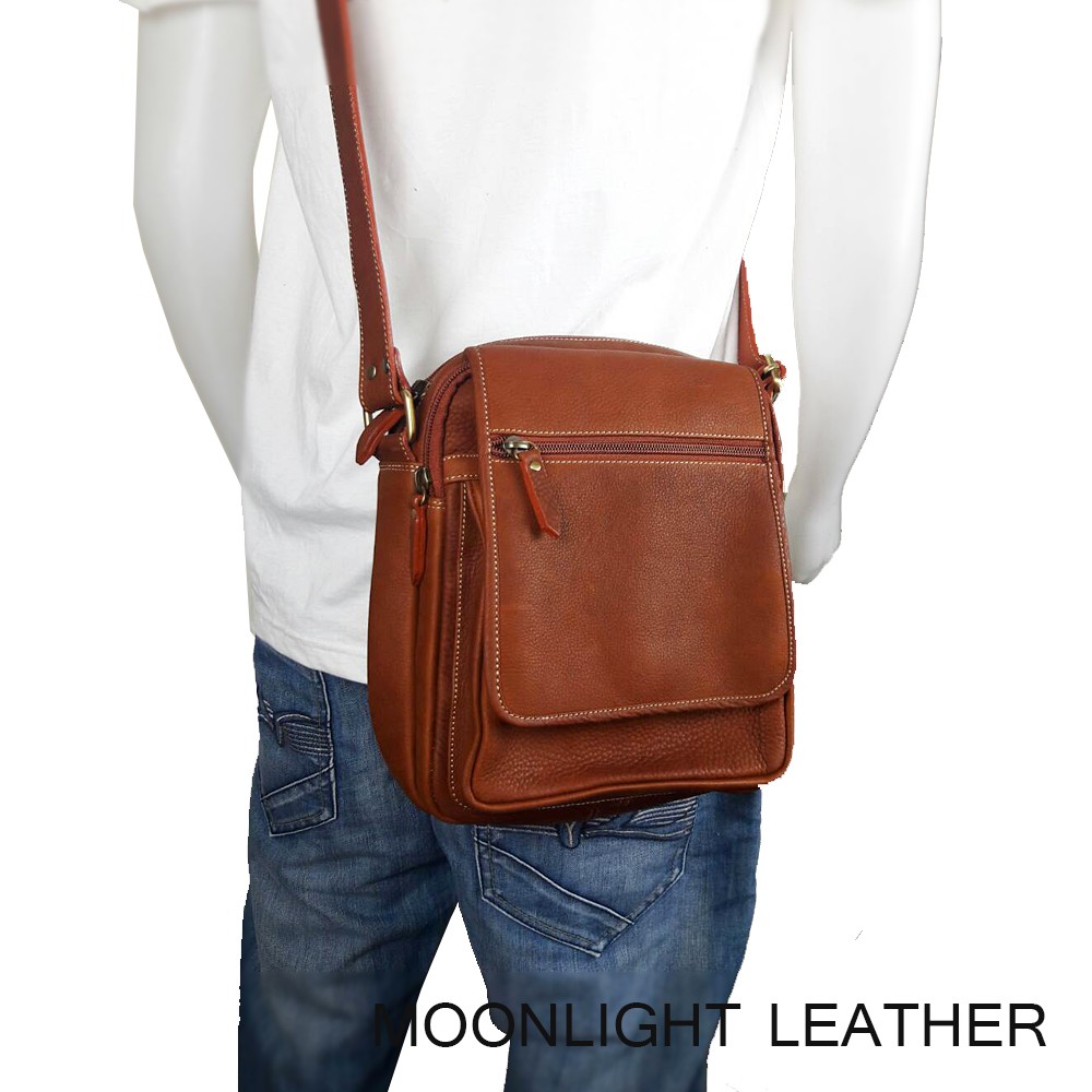 กระเป๋าสะพายหนังแท้ ทำจากหนังวัว สำหรับผู้ชาย รุ่น Maxell สีน้ำตาลอ่อน เท่มากแบรนด์ Moonlight ใส่ของจุใจ พร้อมถุงกันฝุ่น