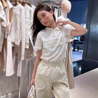 เสื้อโปโล แขนสั้น พิมพ์ลายตัวอักษร Dior สีดํา สีขาว สีทอง
