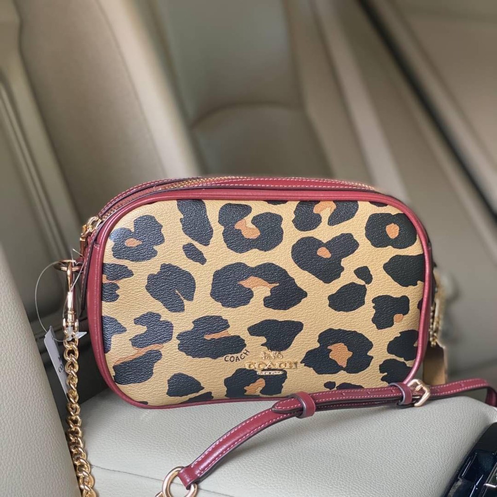 COACH ครอสบอดี้​ 1 ซิป ลายเสือ​ขอบแดง รุ่นลิมิเต็ด​ ขนาด​ 8.75​นิ้ว​ x​ 5.5