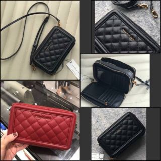 CHARLES &amp; KEITH รุ่น QUILTED LONG ZIPPER WALLET