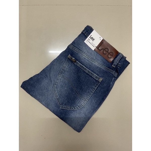 Lee รุ่น LE 37B03 กางเกงยีนส์ผู้ชาย ราคาป้าย 1,890 บาท ยีนส์ยืดผ้านิ่มมาก เอวกลาง ทรงกระบอก สียีนส์ 