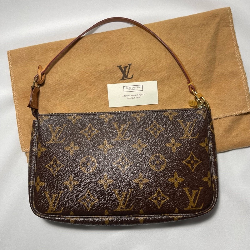 Used in good condition Pochette DC00