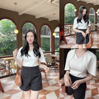 SLYQ MONICA CAPE SLEEVE BLOUSE &amp; SHORTS SET ชุดเซ็ท 2 ชิ้น เสื้อคลุมไหล่สีขาวออฟไวท์ และ กางเกงขาสั้นสีดำ