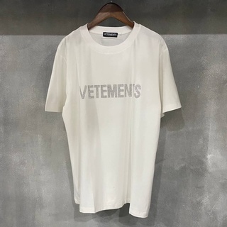 NEW เสื้อยืด VETEMENTS TEE ใส่ได้ทั้งผู้หญิงผู้ชาย ตัวเสื้อ มีป้ายโลโก้ ผ้าดี ถ่ายสดจากสินค้าจริง100% Size S - XL