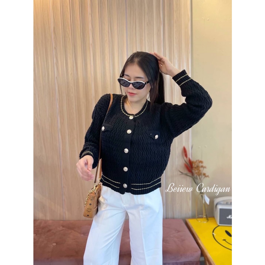 Beiiew🌟เสื้อคลุมทรงคอกลม แต่งกระดุมผ่าหน้า เป็นงานลายผ้าในตัว แต่งระบายกระเป๋าหลอกเป็นดีไซน์ที่เก๋ทันสมัยมาก