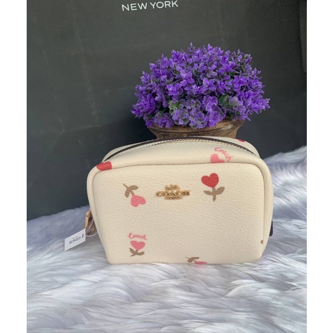 กระเป๋าเครื่องสำอางค์ MINI BOXY COSMETIC CASE WITH HEART FLORAL PRINT (COACH C2903) สีขาว ลายดอกไม้หัวใจ