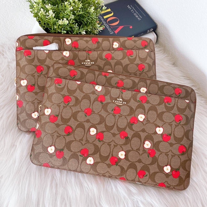 มีแบบอื่นค่ะ หายากมากค่ะกระเป๋าโน๊ตบุ๊ค COACH LAPTOP SLEEVE IN SIGNATURE CANVAS WITH APPLE PRINT (สำ